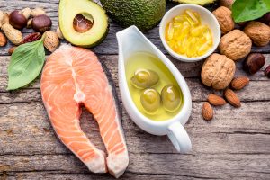 Omega-3 takviyeleri alırken yüksek kaliteye sahip ve saflığı test edilmiş ürünleri tercih etmenin önemli olduğu belirtilmektedir.
